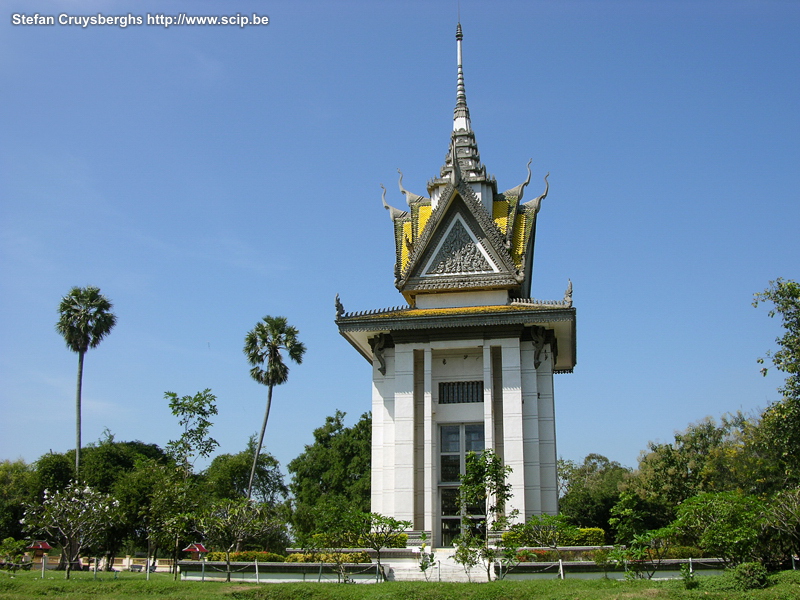 Choeung Ek (Killing Fields) 15km south of Phnom Penh, between the rice fields and the orchards, you will find Choeung Ek, one of the parade grounds of the Khmer Rouge. The nickname of this location is The Killing Fields. In the commemoration stupa, you will find thousands of skulls and bones of victims piled up, ordered by age and sex.<br />
 Stefan Cruysberghs